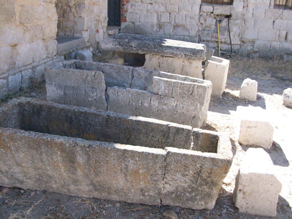 Sarcófagos en el claustro