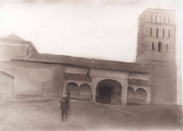 La Iglesia de San Pelayo de Villavicencio de los Caballeros a principios del pasado siglo. Muestra el pórtico de tres arcos que tuvo originalmente. Fuente: Paula Foces Rubio