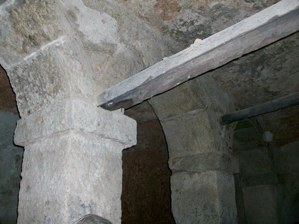 Arcos y columnas labradas del pasillo de entrada a la Sala principal