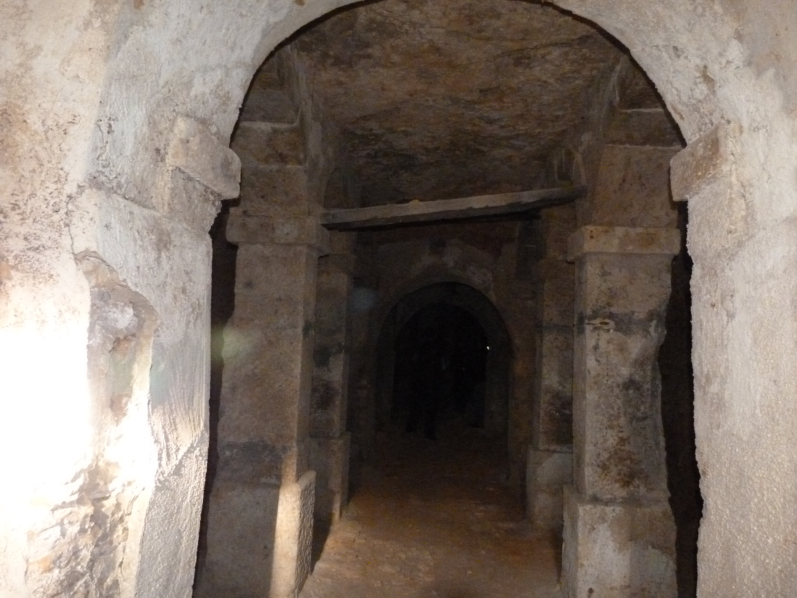 Arcos del pasillo de entrada al recinto circular de la Cueva.