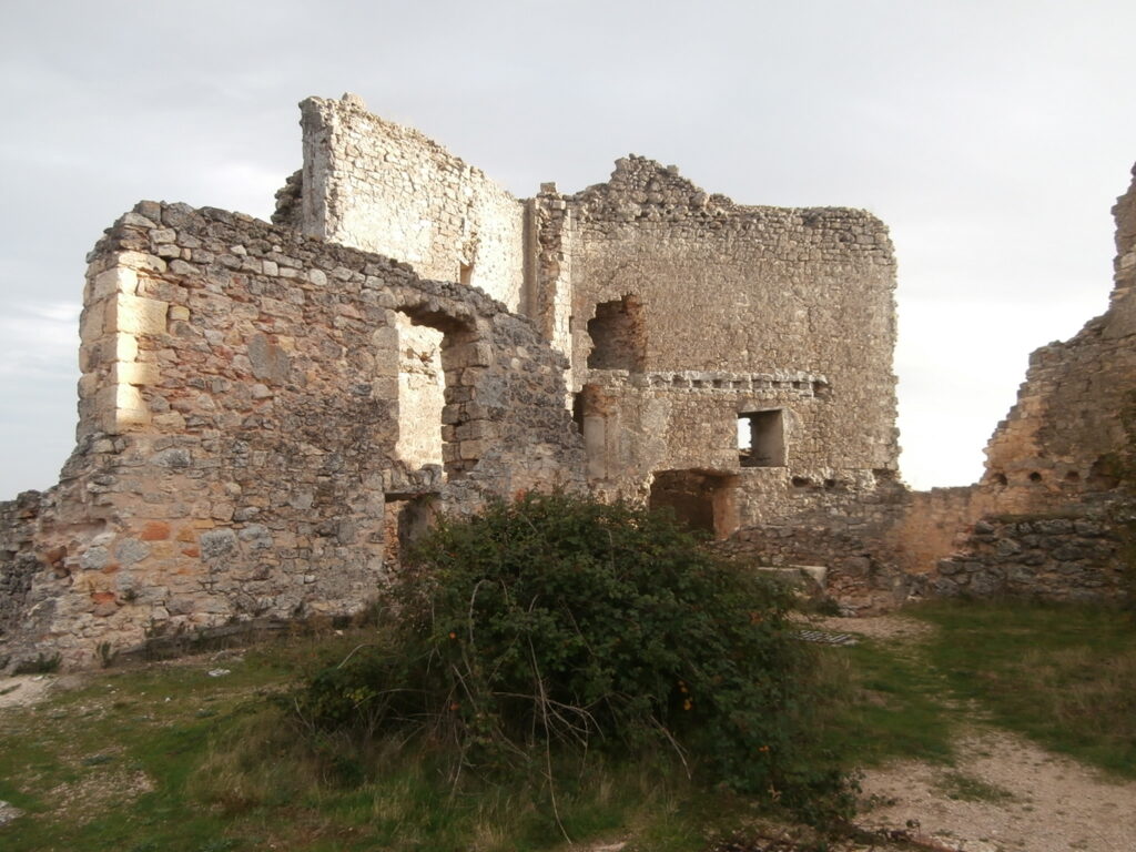 Interior arruinado del castillo