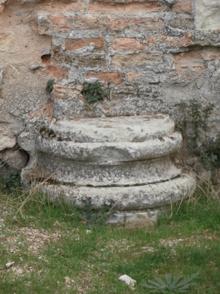 Basa de columna de la Sala de Yeserias