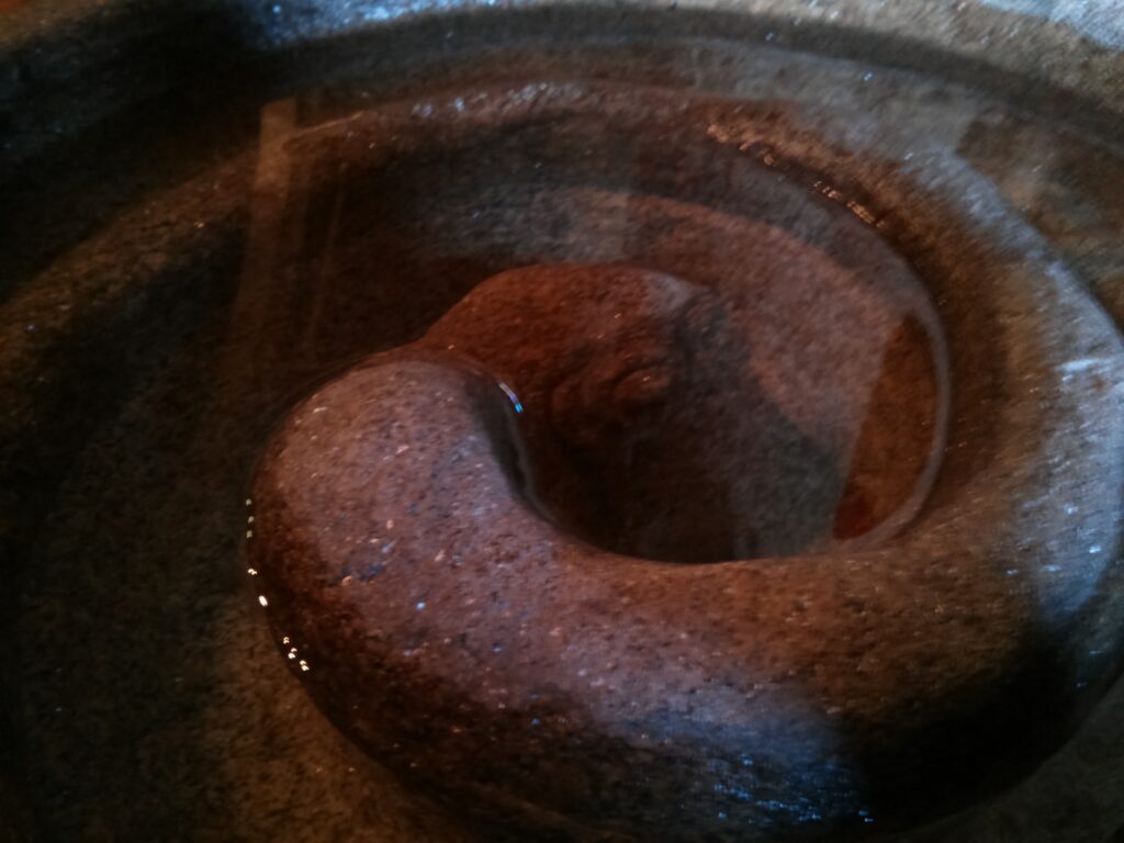 iglesia muro pila serpiente