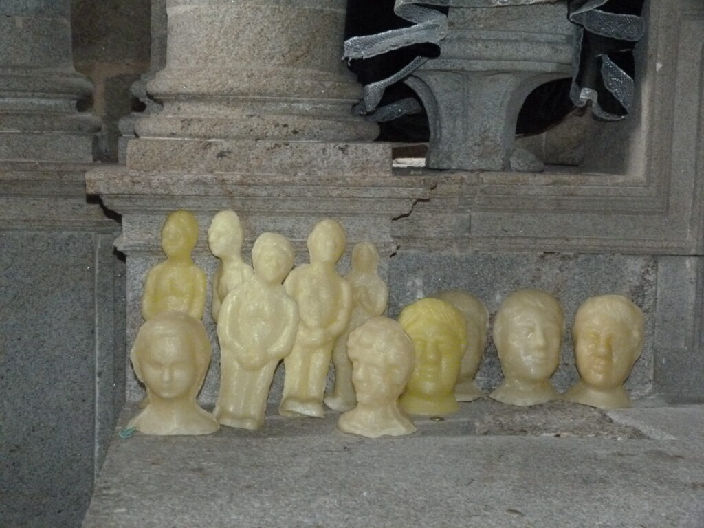 Exvotos de cabezas de cera