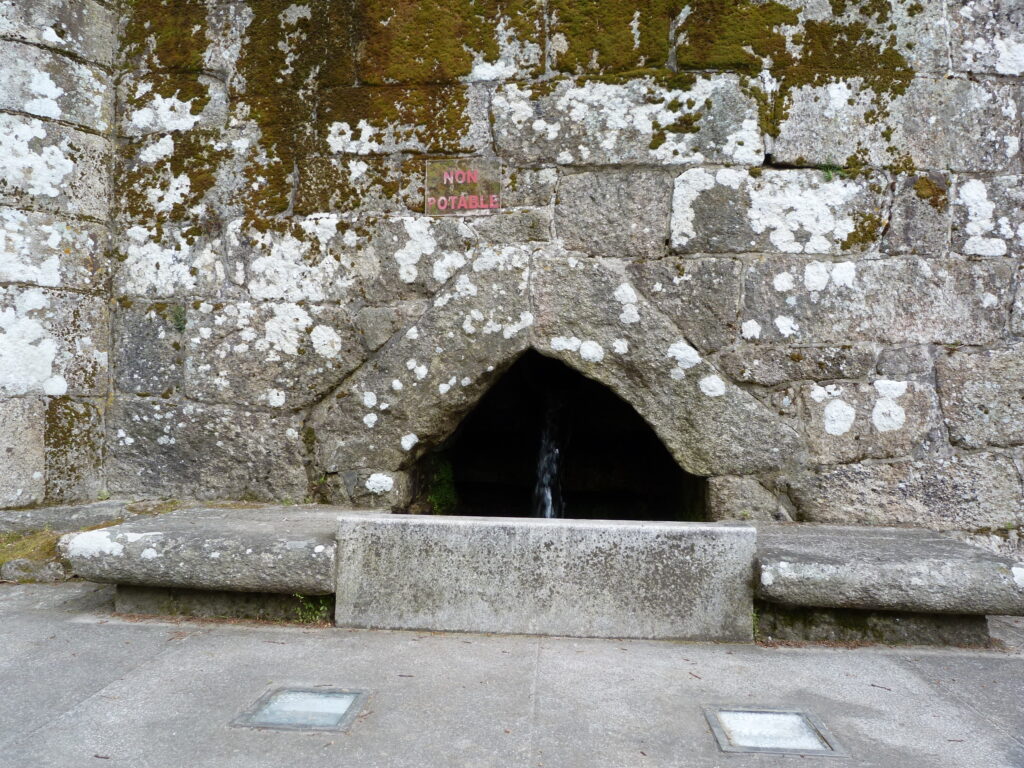 Fuente cuya agua procede de uno de los numerosos manantiales del Castrove