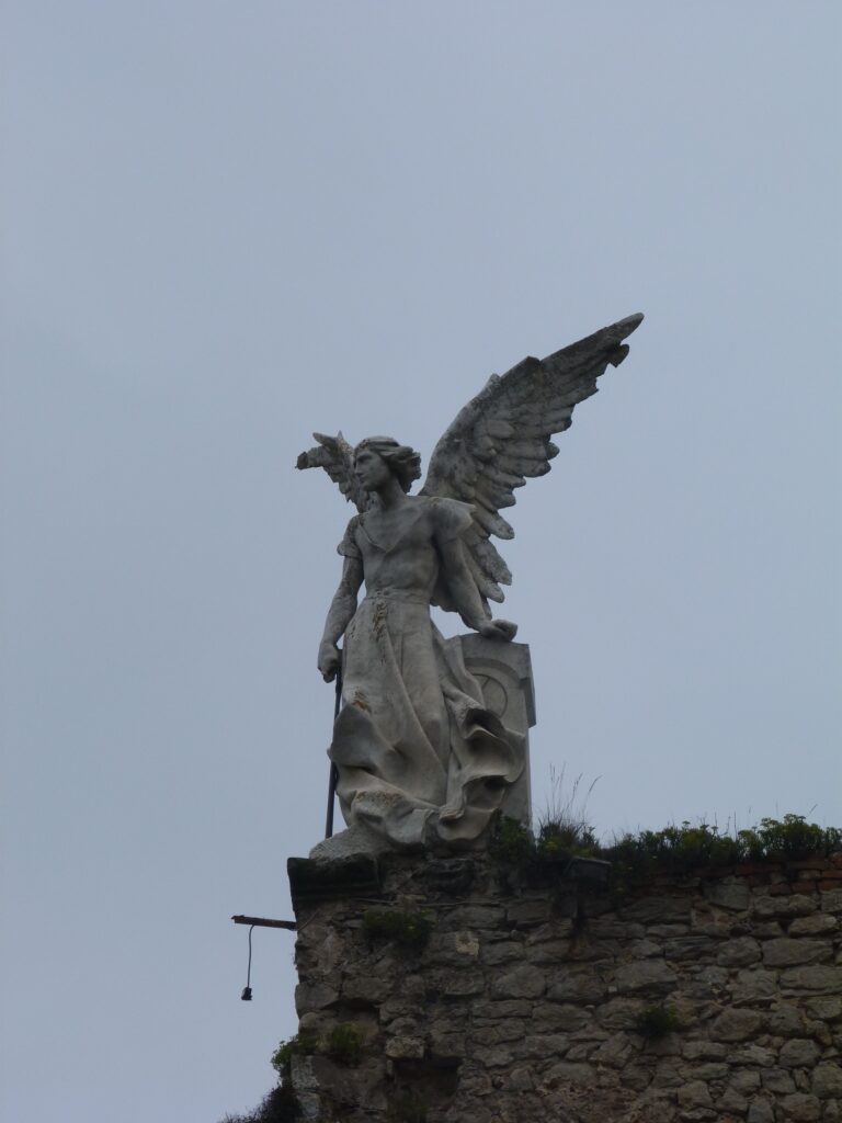 cementerio de comillas
