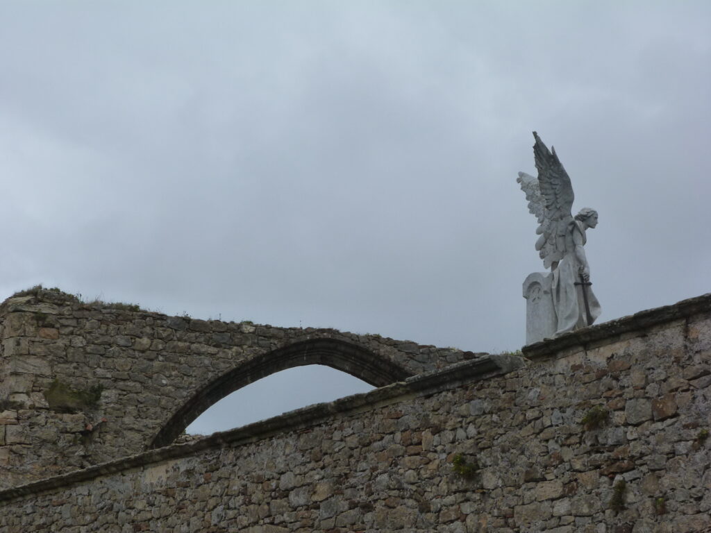 cementerio de comillas