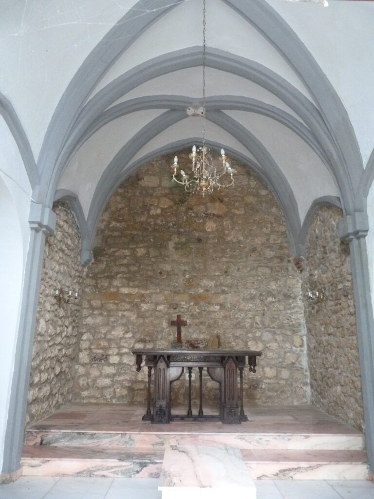 Capilla del Cementerio, en los pocos restos que quedan de la Iglesia