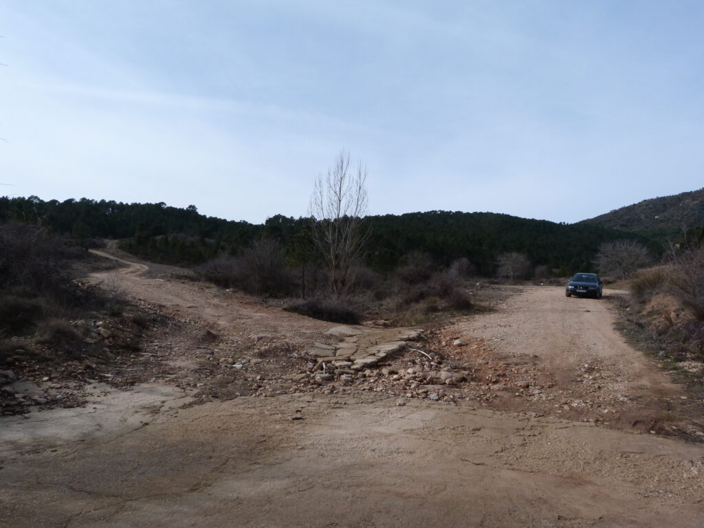 En el vado aparcamos nuestro vehiculo y cogemos el camino de la derecha